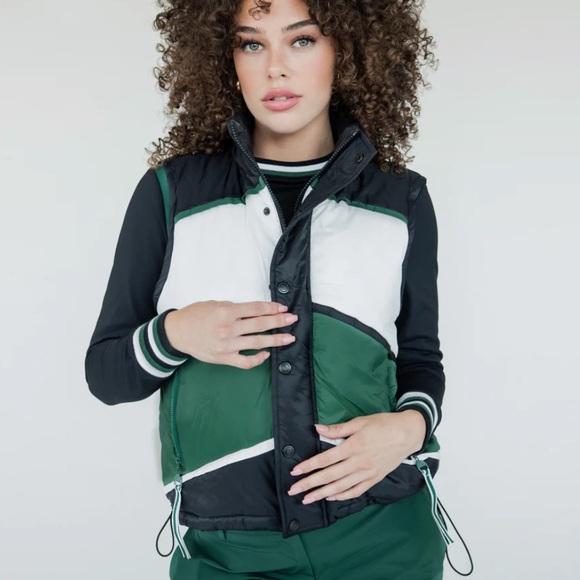 NEW💚💙⛳️ Fore All Women's Jackie Moon Chevron Green Zip Button Puffy Vest $149 - Picture 1 of 13